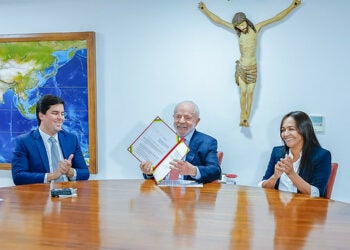 O ministro André Fufuca (Esporte), a deputada Erika Kokay (autora da lei), o presidente Lula, a senadora Eliziane Gama e a ministra Macaé Evaristo (Direitos Humanos e Cidadania): proteção e prevenção. Foto: Ricardo Stuckert / PR
