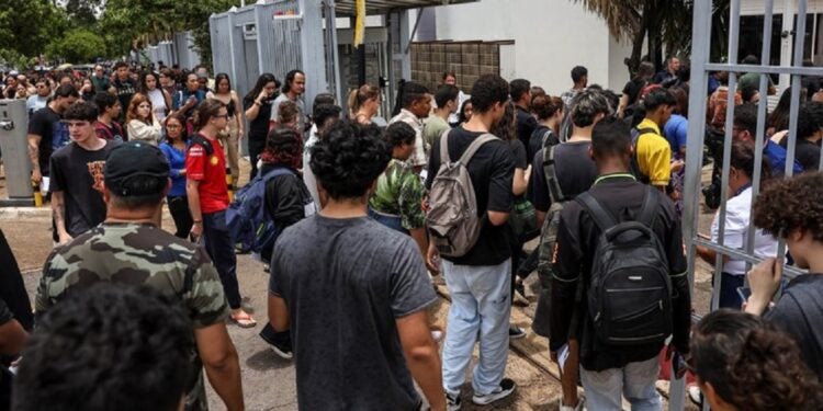 Candidatos chegam a local de provas no primeiro dia do Enem 2024: quem faltar a qualquer um dos domingos por motivos que não se enquadram no edital não tem direito à reaplicação - Foto: Marcelo Camargo/Agência Brasil
