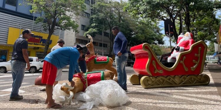 Decoração Natalina sendo preparada para encantar moradores e turistas que pela Avenida Brasil passam. - Fotos: Barbara Jayane Magalhães / Itaipu Parquetec