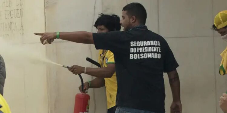 Golpistas invadiram e depredaram prédios públicos na Praça dos Três Poderes. Vândalos usaram extintor de incêndio próximo ao prédio do Superior Tribunal Federal (STF). Foto: Joedson Alves/Agencia Brasil