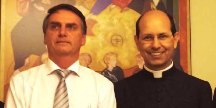 Padre Paulo Ricardo com Jair Bolsonaro em uma palestra realizada em 2015 — Foto: Divulgação