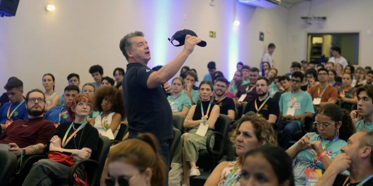 Bacharel em administração de empresas e pós-graduado em Marketing, Cláudio Diogo