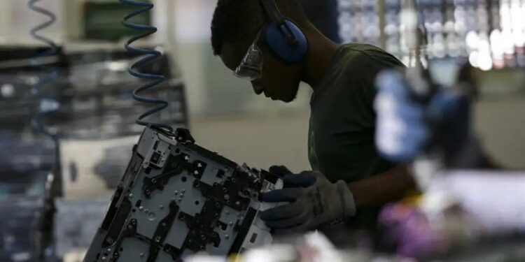 No setor industrial, maior empregador, foram criados mais de 19 mil postos de trabalho no período, enquanto o comércio e a reparação destacaram-se como o segundo segmento com maior saldo positivo - Foto: Marcelo Camargo/Agência Brasil