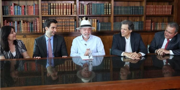 Presidente Lula com os ministros Fernando Haddad, Rui Costa e Simone Tebet e o futuro presidente do Banco Central, Gabriel Galípolo, nesta sexta-feira (20) - Foto: Reprodução YouTube