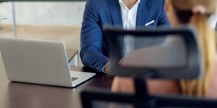 A mulher informou ser sócia de uma empresa da qual não tem mais participação legal. (Foto: Freepik)