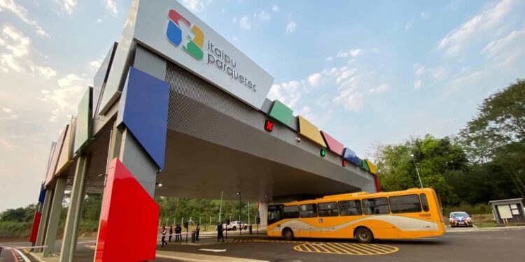 Novo portal de entrada e a implementação de linhas de transporte público contribuíram para a aproximação do Itaipu Parquetec com a comunidade. -Foto: Itaipu Parquetec