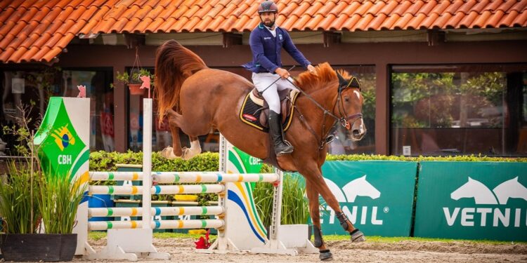Empresário de Foz supera 45 competidores e conquista primeiro lugar no ranking paranaense de hipismo. Foto Grace Cambraia - GoJump