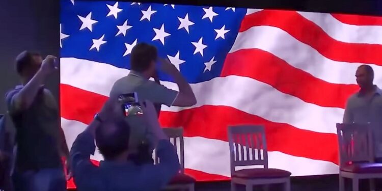 Bolsonaro bate continência à bandeira dos EUA em sinal de subserviência - Foto: Divulgação