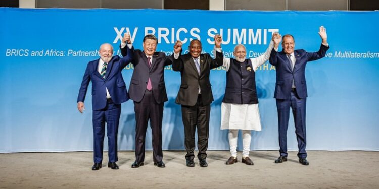 Presidente Luiz Inácio Lula da Silva e os presidentes da República Popular da China, Xi Jinping e da África do Sul, Cyril Ramaphosa; o primeiro-Ministro da Índia, Narendra Modi; e o ministro das Relações Exteriores da Rússia, Sergey Lavrov, na Cúpula de Líderes do BRICS 2023, em Joanesburgo - Foto: Ricardo Stuckert/Secom-PR