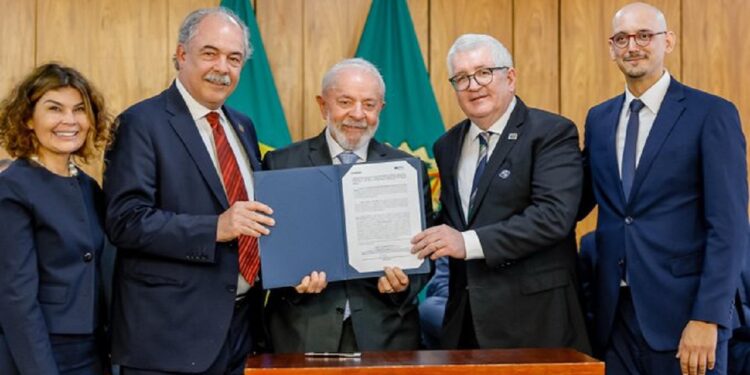 Presidente Lula com o presidente do BNDES, Aloizio Mercadante, e o diretor-presidente da EPR, José Carlos Cassaniga, durante cerimônia de anúncio de financiamento do BNDES à concessionária EPR para rodovias do Paraná - Foto: Ricardo Stuckert / PR
