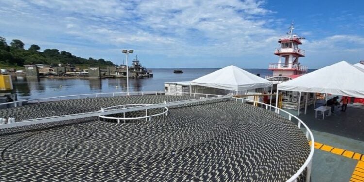 Uma plataforma acoplada a dois rebocadores está implantando os cabos de fibra ótica sob as águas do rio Solimões - Foto: Layo Stambassi/MCom
