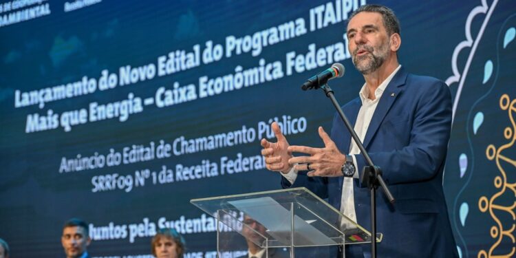 Diretor-geral da Itaipu, Enio Verri, no lançamento do novo edital em novembro de 2024 em Foz do Iguaçu (PR).