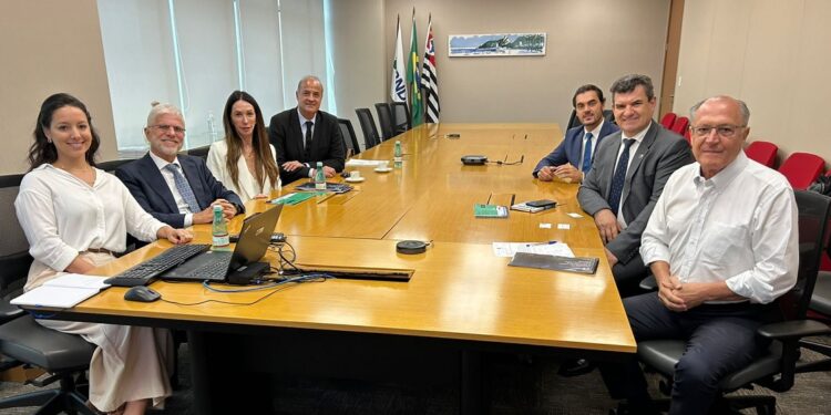 Apresentação das embarcações movidas a hidrogênio verde ao vice-presidente do Brasil, Geraldo Alckmin.