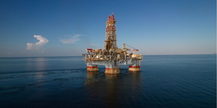 A construção de plataformas de exploração de petróleo compensou parcialmente as perdas decorrentes de paradas para manutenção (Imagem: Agência Petrobras)