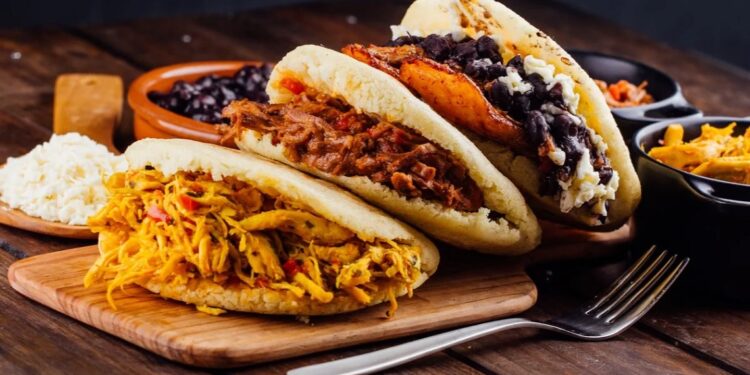 As arepas são parecidas com panquecas, feitas com massa de milho.