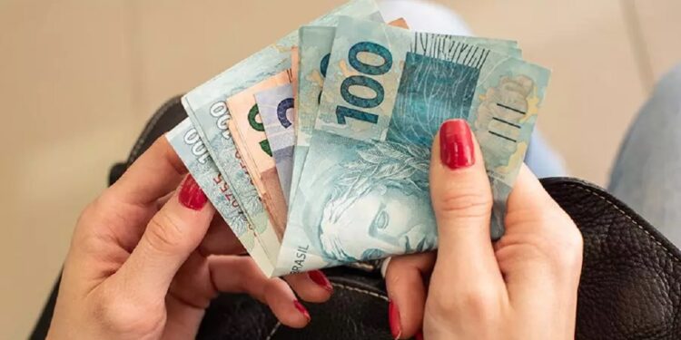 Quando a pensão é calculada a partir de um percentual do salário mínimo o aumento é automático. Foto: Daniel Caron/DPE-PR