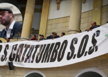 Faixa no Salão Elíptico do Capitólio, em 29 de janeiro, quando o Governo apresentava relatório sobre o decreto de Comocão Interior. Foto: Prensa Senado.