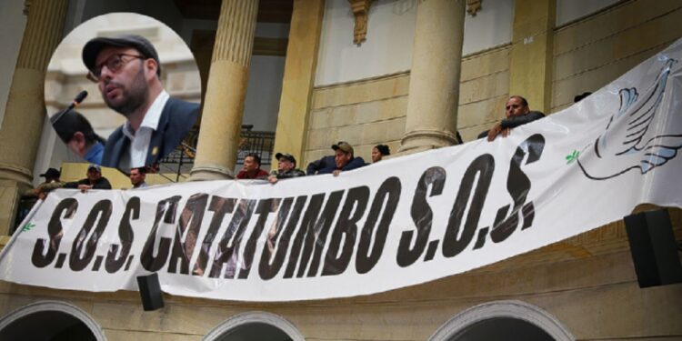 Faixa no Salão Elíptico do Capitólio, em 29 de janeiro, quando o Governo apresentava relatório sobre o decreto de Comocão Interior. Foto: Prensa Senado.