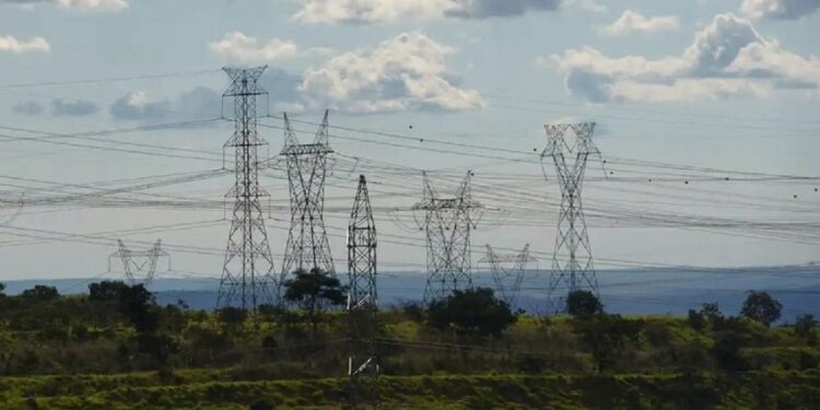 Energia elétrica residencial recua 14,21% e exerce o impacto negativo (-0,55 p.p.) mais intenso sobre a inflação de janeiro - Foto: Agência Brasil / Arquivo