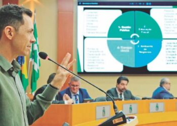 O voluntário Haralan Mucelini representou o Observatório na tribuna do Legislativo – foto: Christian Rizzi/Câmara de Foz/divulgação