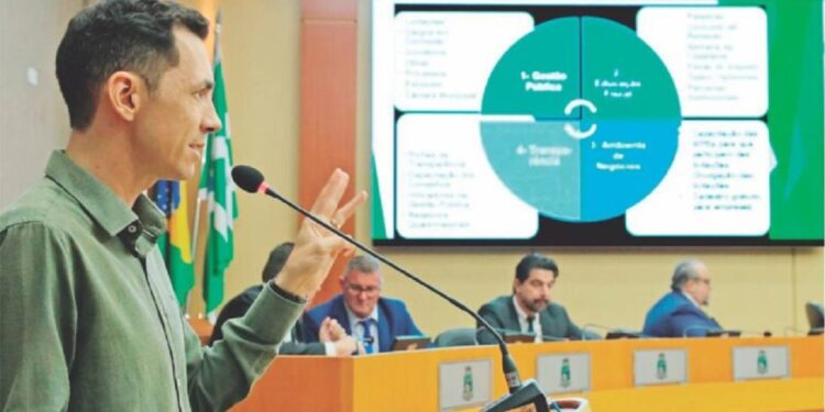 O voluntário Haralan Mucelini representou o Observatório na tribuna do Legislativo – foto: Christian Rizzi/Câmara de Foz/divulgação