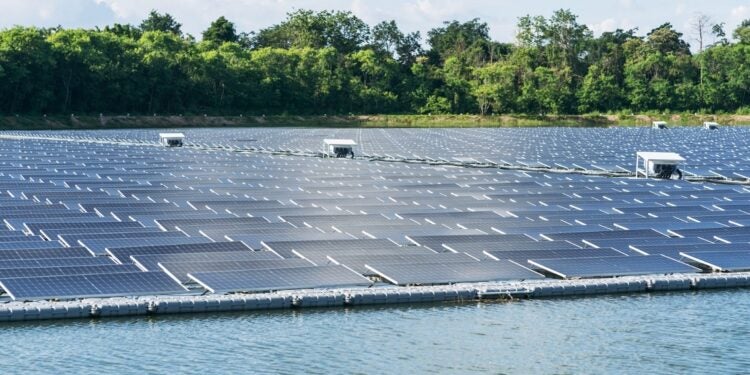 Imagem ilustrativa de usina solar flutuante. Foto: Envato.