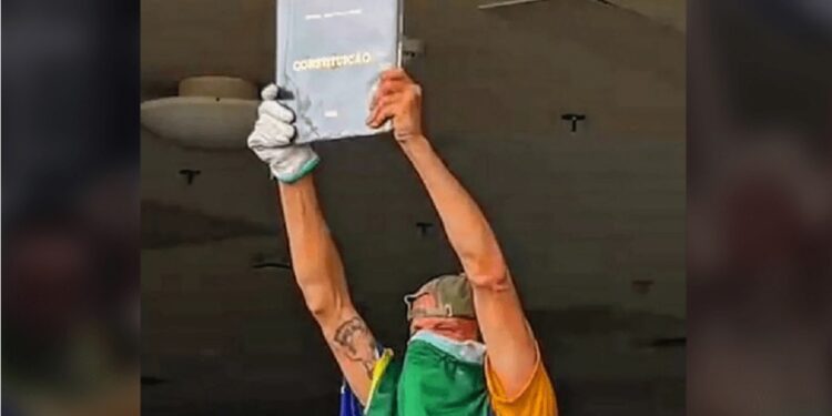 STF condena homem que furtou réplica da Constituição em 8 de janeiro. Imagem: Reprodução