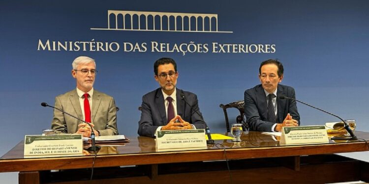 O embaixador Eduardo Saboia (C) explicou que há expectativa de avançar na discussão das relações entre Mercosul e Japão - Foto: Fabiola Testi/Secom-PR