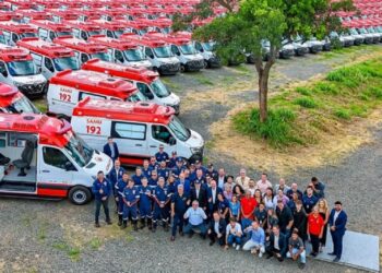O presidente Lula e comitiva diante das ambulâncias entregues em Sorocaba, que chegarão a mais de 500 municípios. Foto: Ricardo Stuckert / PR