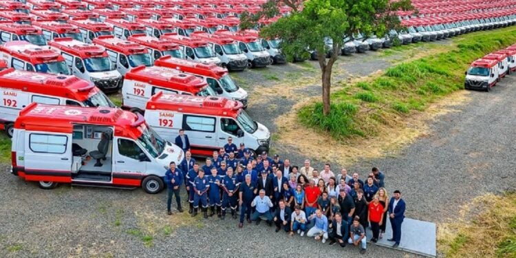 O presidente Lula e comitiva diante das ambulâncias entregues em Sorocaba, que chegarão a mais de 500 municípios. Foto: Ricardo Stuckert / PR
