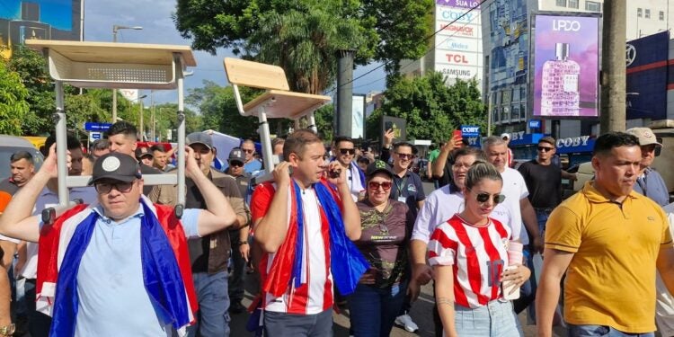Enquanto marchava, Prieto não largou a cadeira, símbolo do mau uso do dinheiro público. Foto: Amilton Farias/Fronteira Livre.