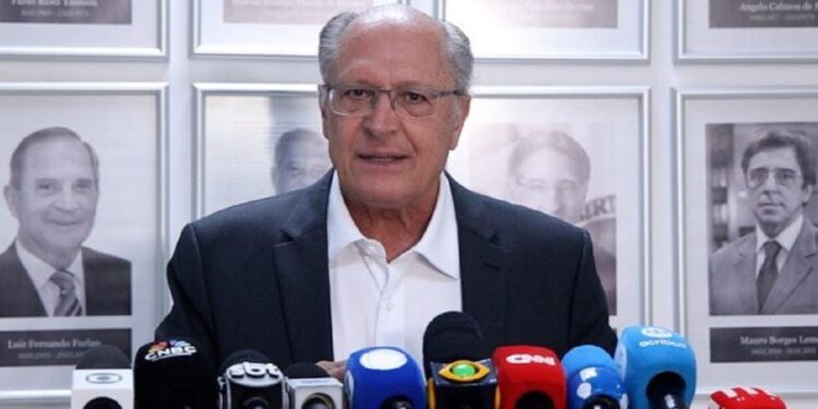 A medida impulsiona a compra de máquinas, equipamentos, aparelhos e instrumentos novos, beneficiando 25 atividades econômicas do setor industrial. Para o ministro, a medida representa um círculo virtuoso para investimento da indústria nacional - Foto: Júlio César Silva/MDIC
