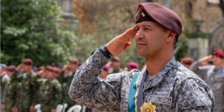 General Pedro Sánchez é condecorado por sua liderança na Operação Esperança. Foto César Carrión, Presidência da República.