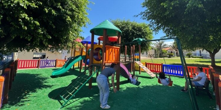 O parquinho também é um espaço de convívio entre a família de origem e os filhos. O intuito é criar memórias positivas durante os encontros. (Foto Eloiza Dal Pozzo)