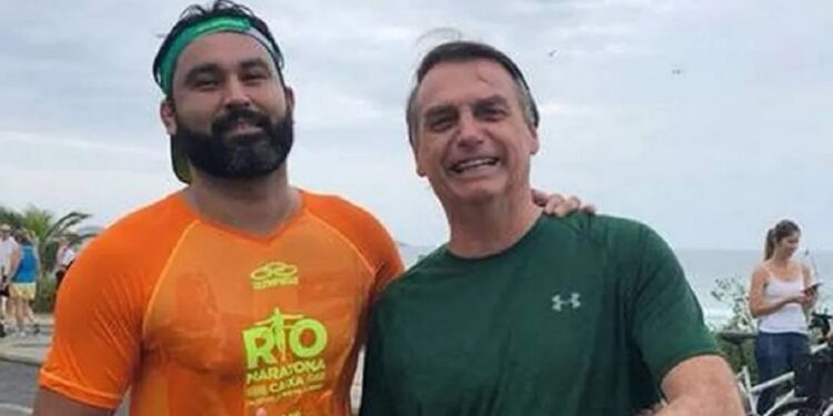 Leo Índio e Jair Bolsonaro - Léo Índio alega ter fugido para a Argentina em vídeo enviado à rádio  - Foto: Reprodução