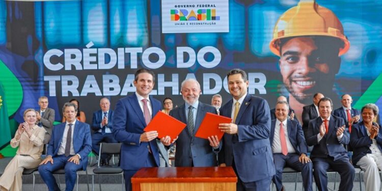 Presidente Lula assinou a MP do Crédito do Trabalhador ao lado dos presidentes da Câmara, Hugo Motta, e do Senado, Davi Alcolumbre. Foto: Ricardo Stuckert / PR