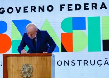 Presidente da República, Luiz Inácio Lula da Silva, assina decreto, durante solenidade Brasil dando a volta por cima.Ricardo Stuckert/Presidência da República