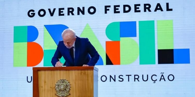 Presidente da República, Luiz Inácio Lula da Silva, assina decreto, durante solenidade Brasil dando a volta por cima.Ricardo Stuckert/Presidência da República