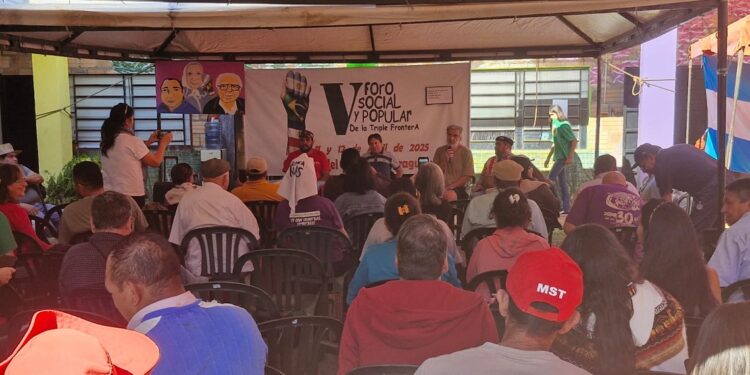 Organizações de vários países da América Latina reunidas no primeiro dia do Fórum Social e Popular da Tríplice Fronteira. Amilton Farias/Fórum Social da Tríplice Fronteira.