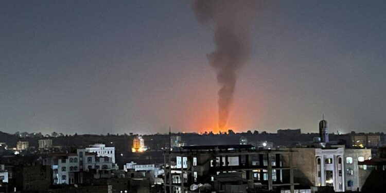 Fumaça sobe no céu após ataques aéreos liderados pelos EUA em Sanaa, Iêmen, 25 de fevereiro de 2024
Imagem: STRINGER/REUTERS