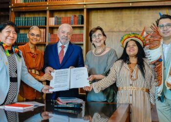 Representantes das instituições responsáveis pela chamada pública — BNDES e Ministério do Meio Ambiente e Mudança do Clima, em parceria com o Ministério dos Povos Indígenas e a Funai — apresentaram a iniciativa ao presidente Luiz Inácio Lula da Silva nesta sexta, 11 de abril - Foto: Ricardo Stuckert/Secom-PR