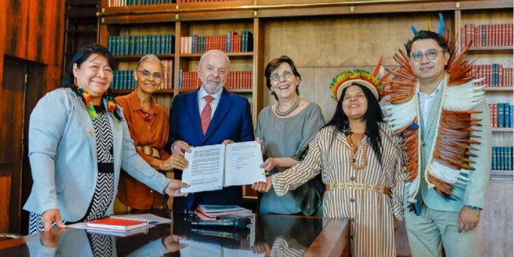 Representantes das instituições responsáveis pela chamada pública — BNDES e Ministério do Meio Ambiente e Mudança do Clima, em parceria com o Ministério dos Povos Indígenas e a Funai — apresentaram a iniciativa ao presidente Luiz Inácio Lula da Silva nesta sexta, 11 de abril - Foto: Ricardo Stuckert/Secom-PR