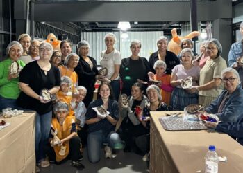 Oficina "Faça seu ovo de Páscoa!", do último dia 12 de abril.

Foto: Divulgação/Mercado Público Barrageiro