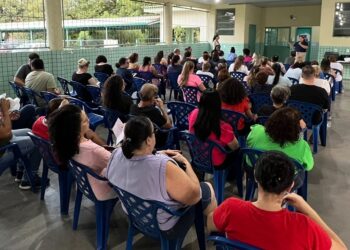 Em assembleia, a categoria decidiu realizar atos públicos para alertar a população sobre a defasagem salarial enfrentada pelos educadores. (Foto: Izabelle Ferrari)