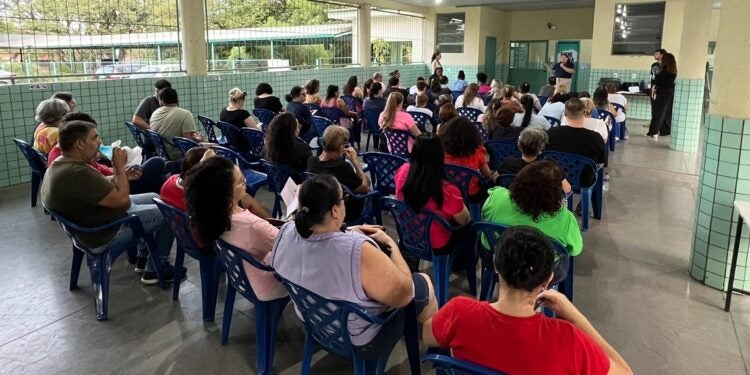 Em assembleia, a categoria decidiu realizar atos públicos para alertar a população sobre a defasagem salarial enfrentada pelos educadores. (Foto: Izabelle Ferrari)