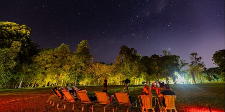 Turistas fazem observação do “Céu das Cataratas”, experiência turística ligada à Astronomia nas Cataratas do Iguaçu.
Crédito: Cosmos Iguassu.