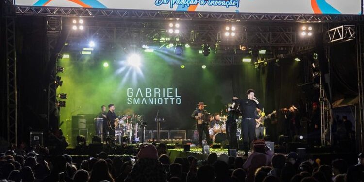 Noite maravilhosa com presença no palco do cantor Gabriel Smaniotto. Foto: Fartal.