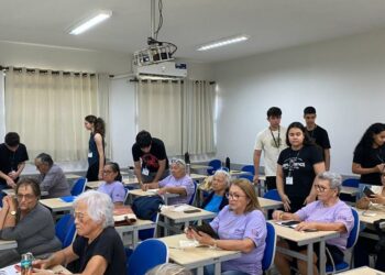 Alunos do projeto de extensão na sala de aula. Foto: Unioste.