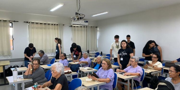 Alunos do projeto de extensão na sala de aula. Foto: Unioste.