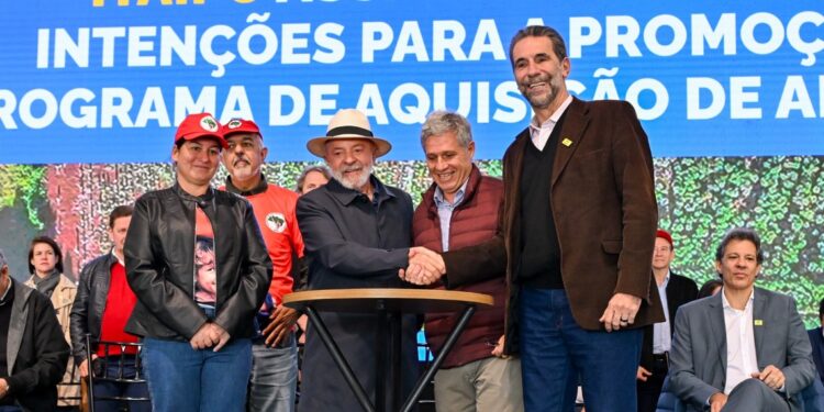 o aperto de mãos entre o presidente Luiz Inácio Lula da Silva e o diretor geral brasileiro da Itaipu Enio Verri.